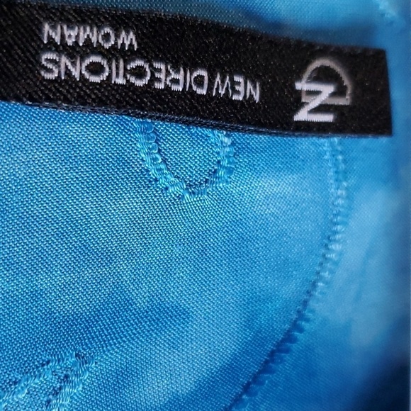 New Directions blue embossed sleeveless top size 3X asymmetrical - Picture 2 of 10